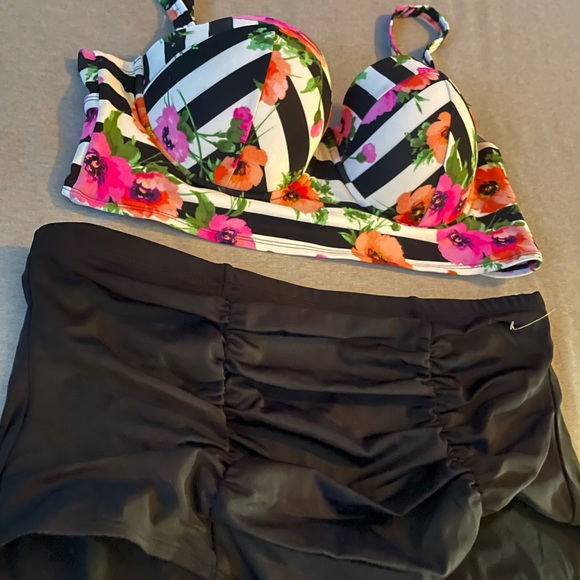 Torrid 2 Piece NEW Swim Set size 1♥️ - Picture 4 of 9
